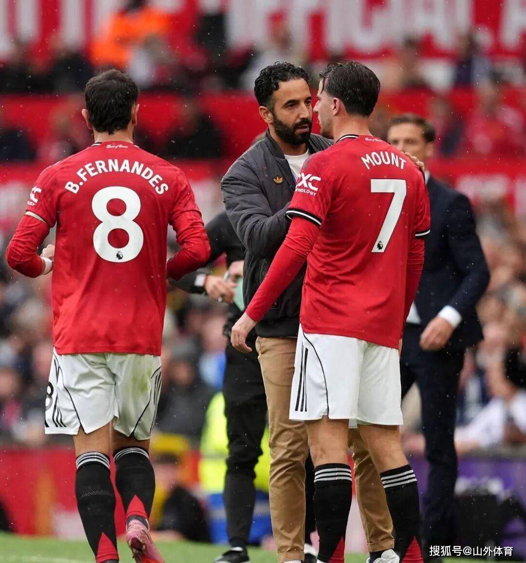 离谱！曼联临场应变备战葡超山东泰山转会期伤情更新，科维托娃在独行侠比赛中战术调整 